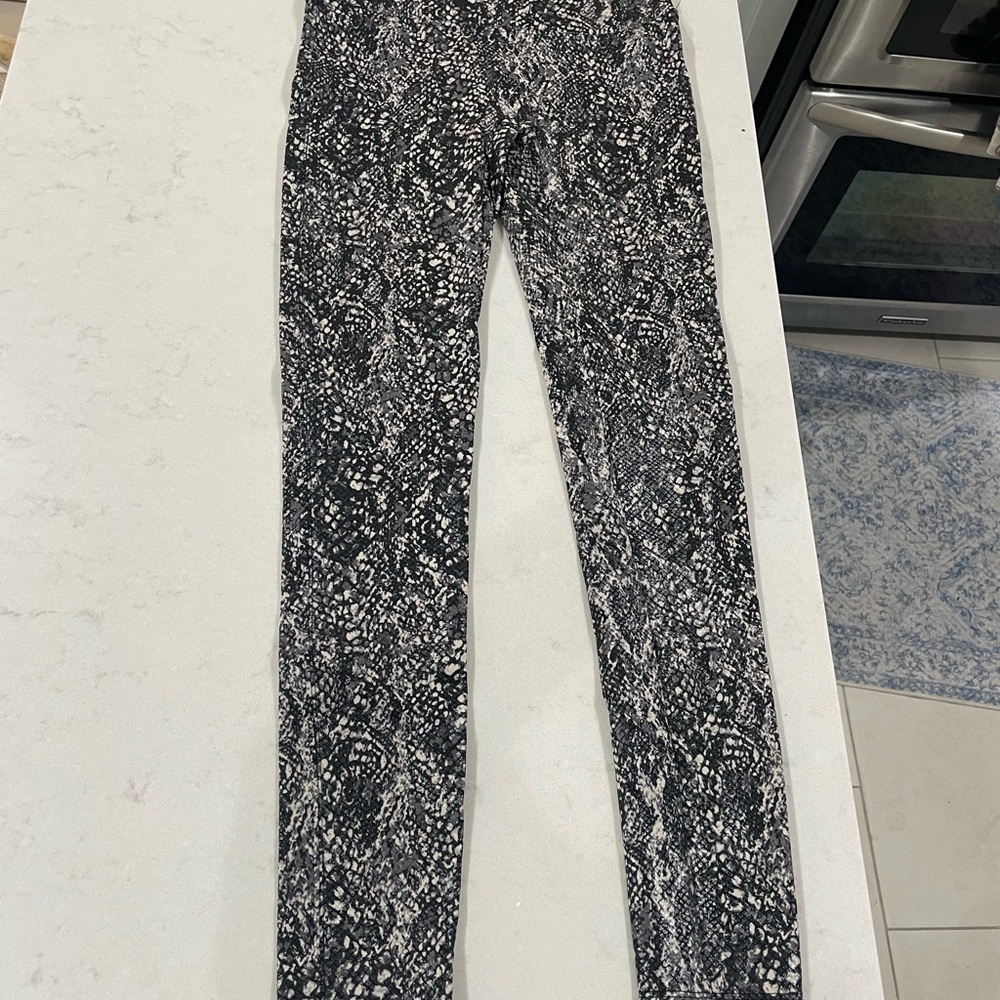 SPANX black and white snakeskin pattern leggings